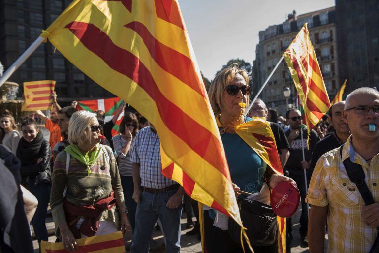 Numerosas personas han participado hoy en Bilbao en la manifestación convocada por Sortu en apoyo a la independencia de Cataluña con el lema &quot;Democracia, no imposiciones&quot;, y que ha dado la vuelta a la Subdelegación del Gobierno en Vizcaya. 