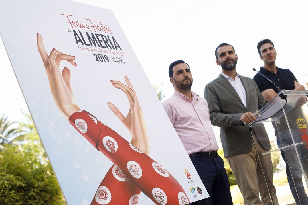 &#039;Alegría&#039; en forma de manos de mujer, cartel anunciador de la Feria de Almería 2019 en honor a la Virgen del Mar.