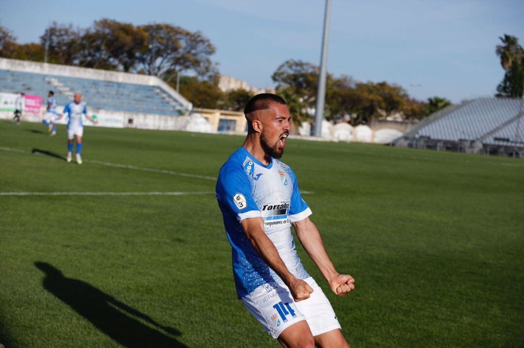 Lucas Correa celebrando su gol ante La Lebrijana