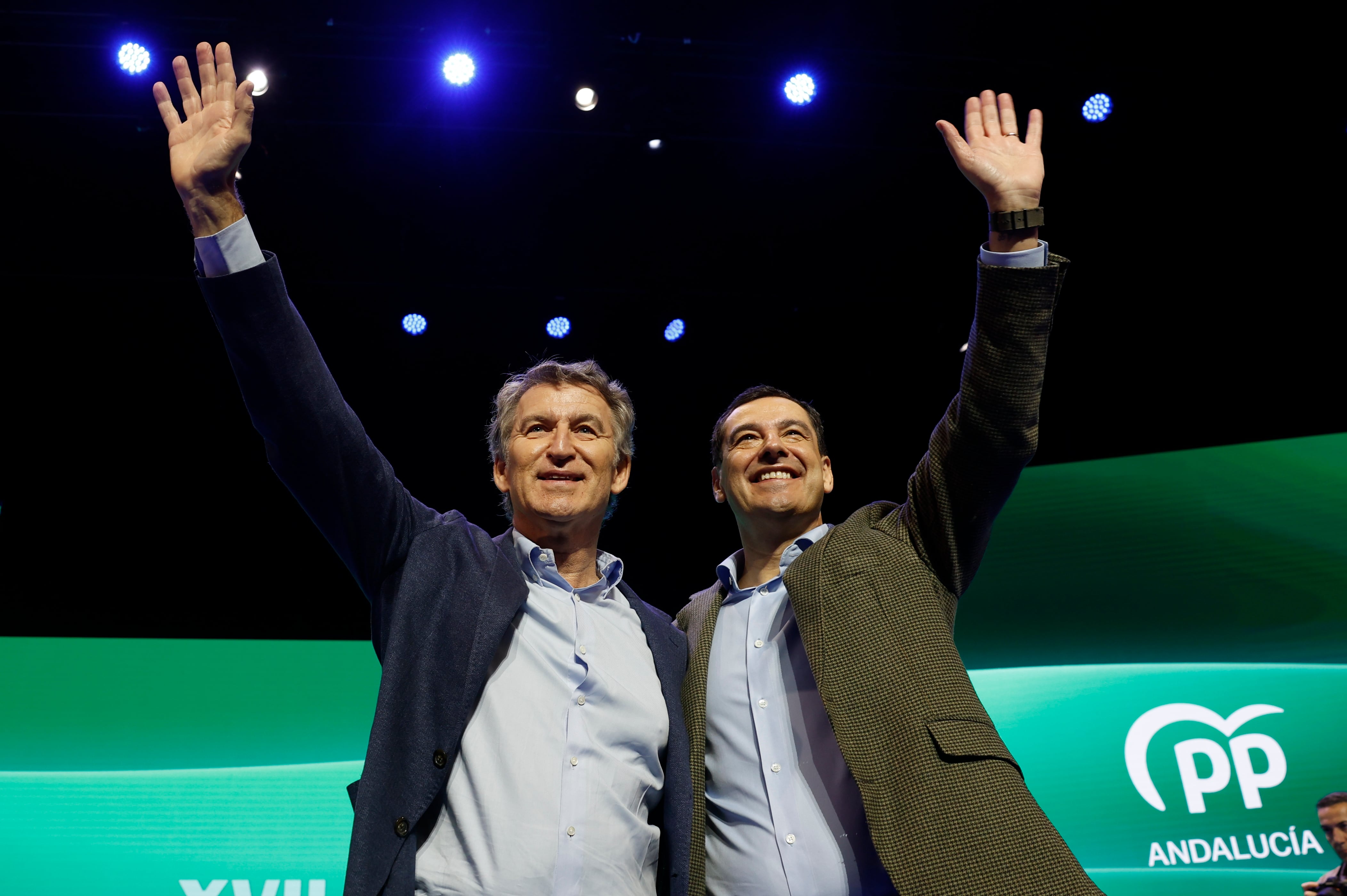 El presidente de la Junta y del Partido Popular en Andalucía, Juanma Moreno, junto al líder del partido, Alberto Núñez Feijóo. 