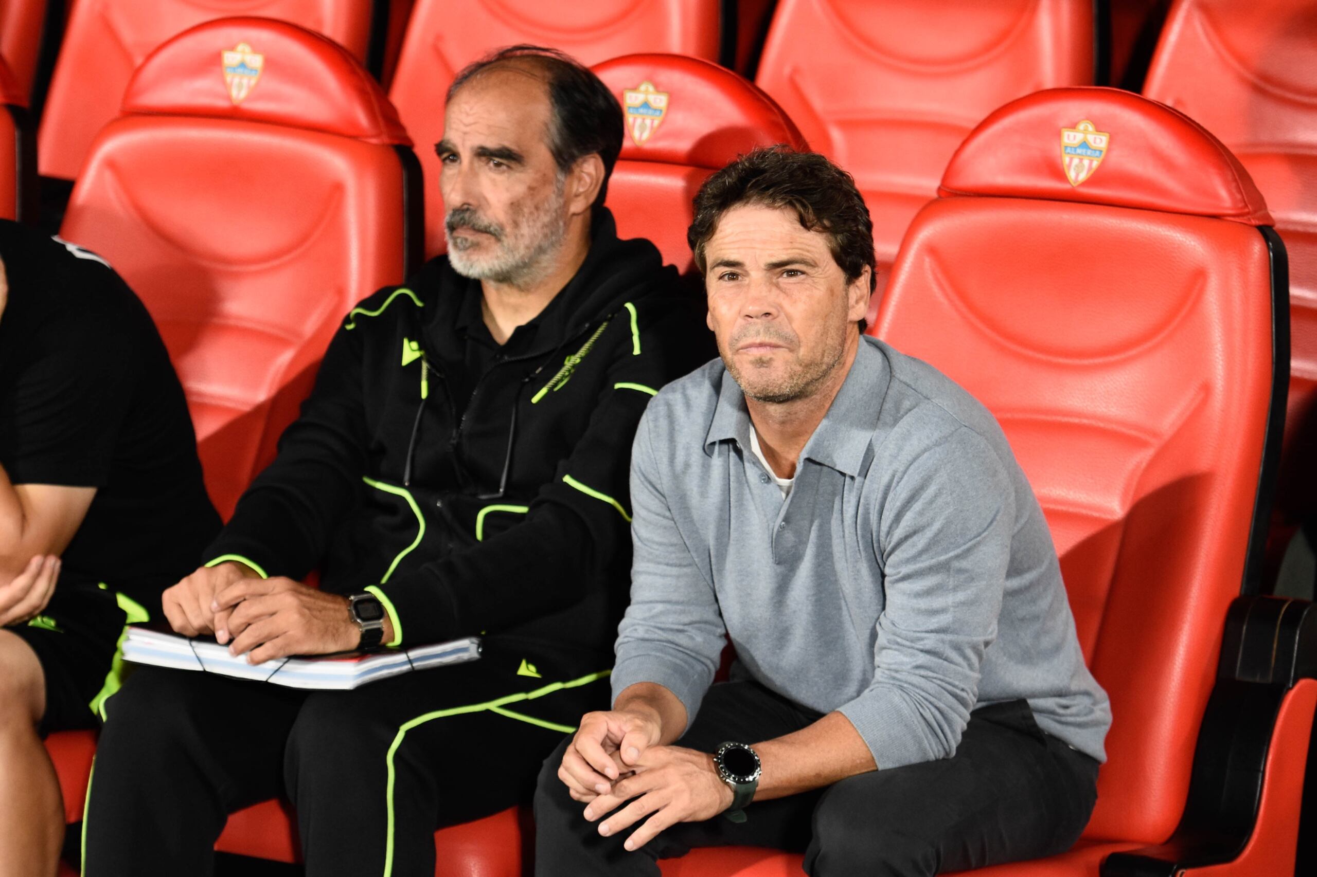 El entrenador del Almería en el banquillo del Estadio de los Juegos Mediterráneos.