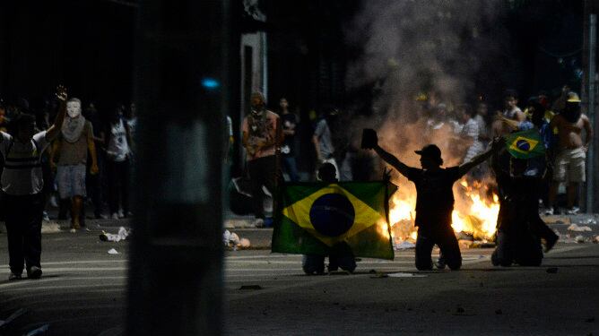 Manifestantes brasileños protestan frente a algunos focos de fuego