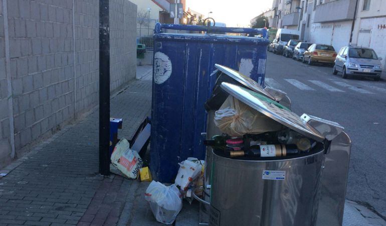 Cubos de basura desbordados en el municipio