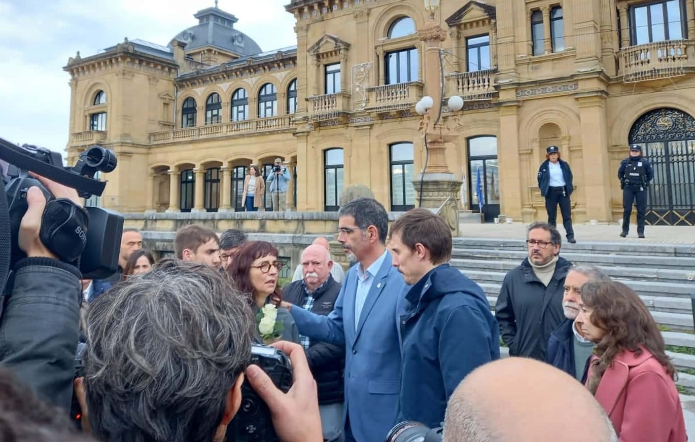 Concentración de repulsa por el crimen de la Plaza de Okendo, en la que falleció el joven Lukas Agirre / Foto: Ayuntamiento de San Sebastián / Donostitik.