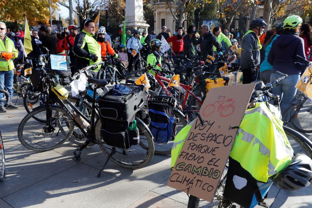 La manifestación en bicicleta celebrada en Madrid, que forma parte del programa de la Cumbre Social, ha finalizado en la Complutense