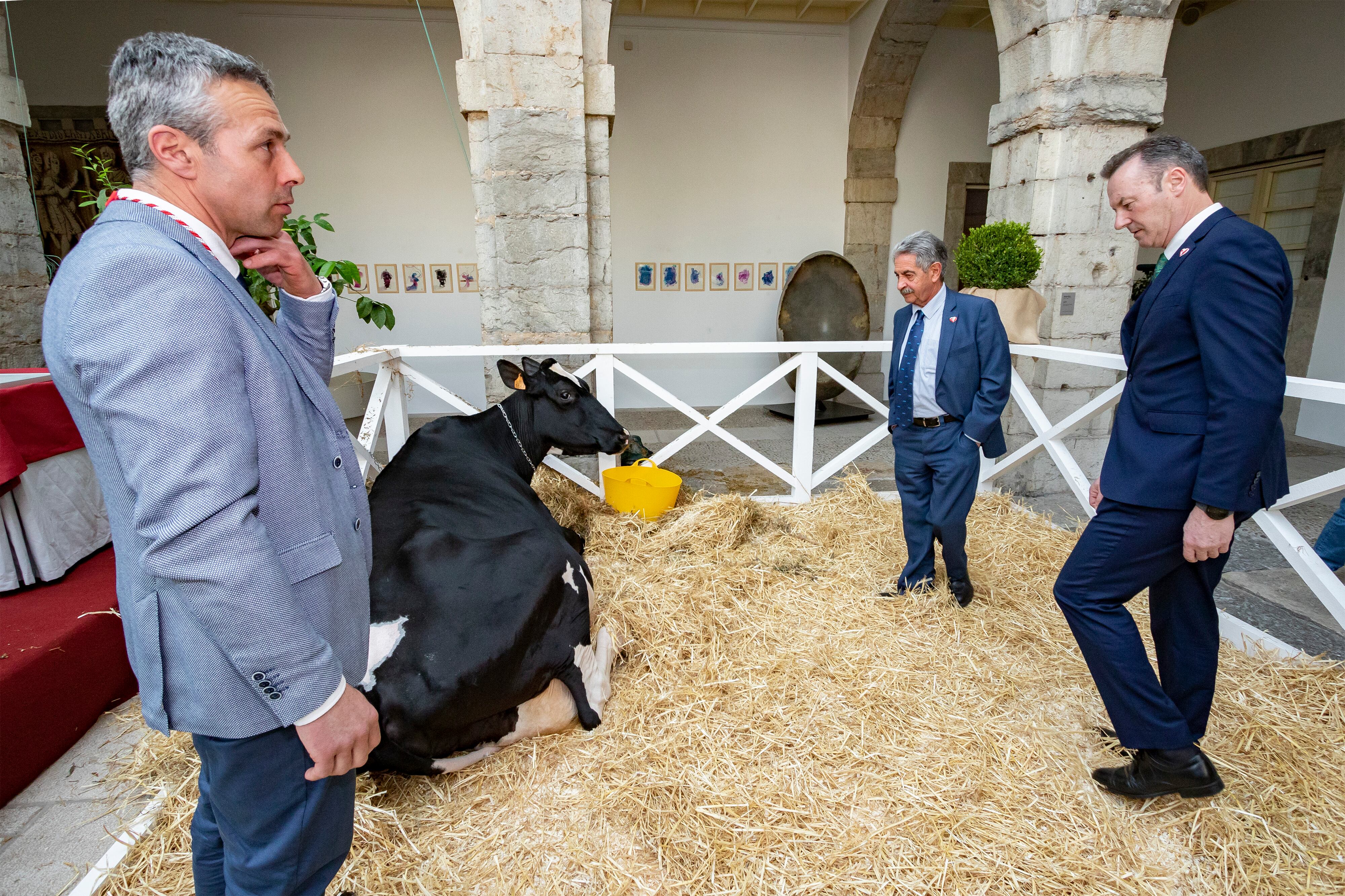 Entrega de la Medalla de Plata de Cantabria a la empresa ganadera SAT Ceceño..