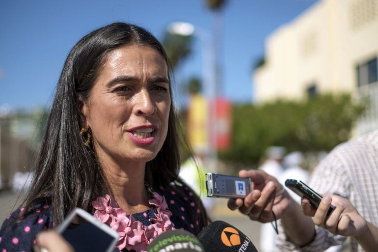 GRA256. LAS PALMAS DE GRAN CANARIA, 09/10/2015.- La delegada del Gobierno, María del Carmen Hernández Bento, en declaraciones tras asistir en Las Palmas de Gran Canaria a la toma de posesión de Juan Luis Sobrino como nuevo almirante comandante del Mando Naval de Canarias en las que ha admitido la existencia de un incremento en el número de inmigrantes que llega a Canarias en pateras en las últimas semanas, aunque ha opinado que la a situación se mantiene en "cifras que no llevan a la alarma". EFE/Ángel Medina G.