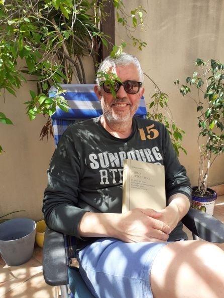 Pepe Belmonte, catedrático de Literatura de la UMU, en el patio de su casa de la huerta (Murcia)