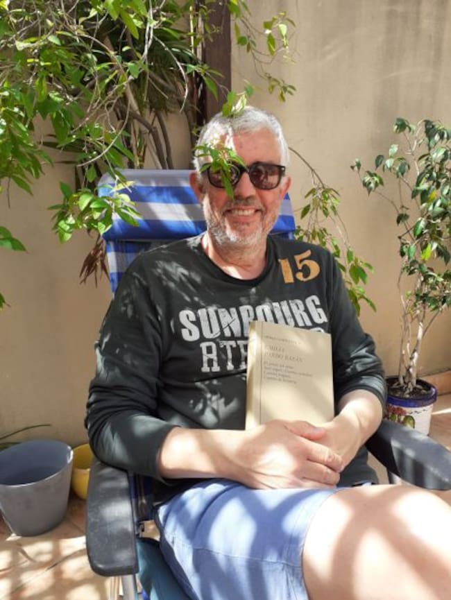 Pepe Belmonte, catedrático de Literatura de la UMU, en el patio de su casa de la huerta (Murcia)