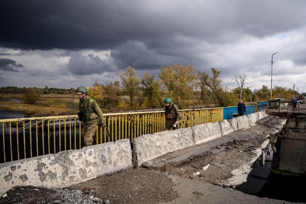 Soldados ucranianos en Kupiansk (Ucrania).