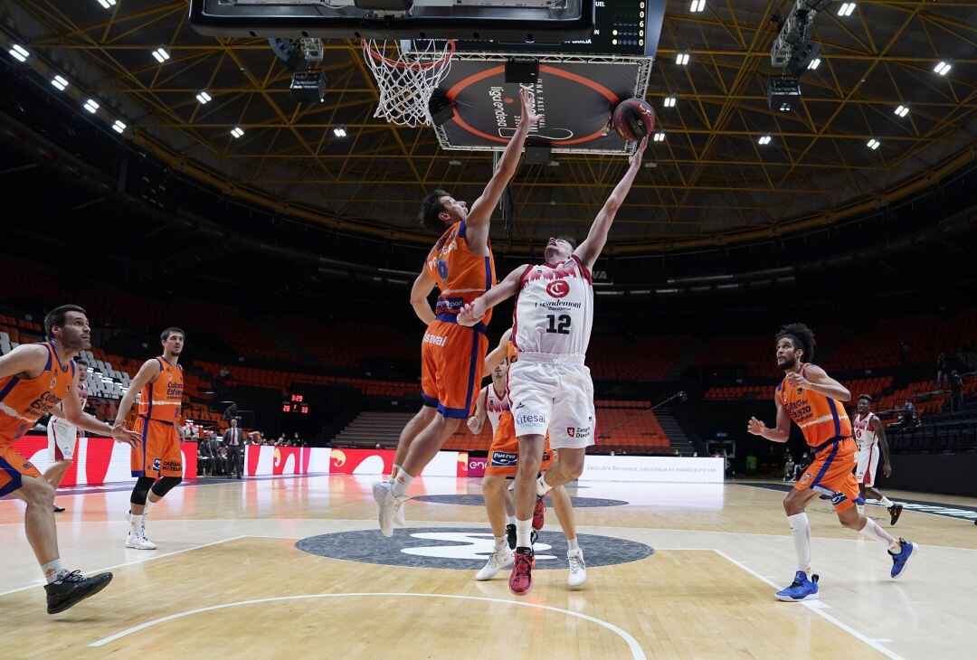 Carlos Alocén penetra a canasta en el último partido contra Valencia Basket