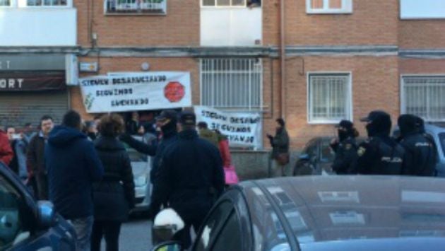 Activistas antidesahucios frente a la casa de la familia en Alcalá