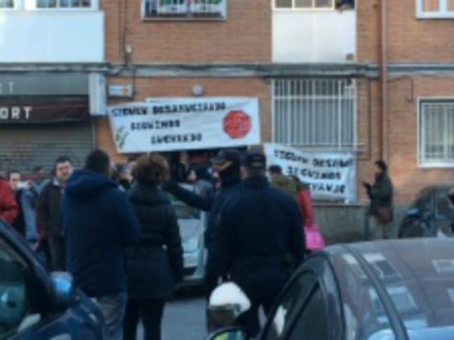 Activistas antidesahucios frente a la casa de la familia en Alcalá