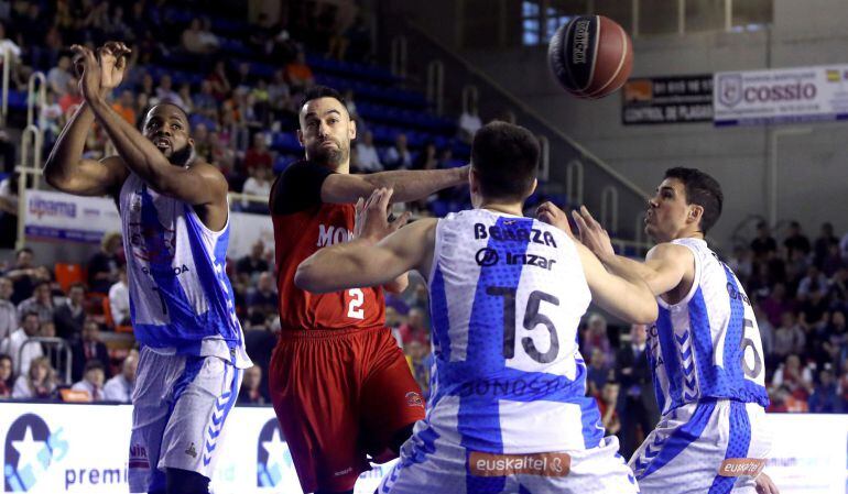 El base croata de Montakit Fuenlabrada Marko Popovic (2i) pasa el balón entre Danny Agbelese (i), Xabi Beraza (2d) y Dani Pérez (d), los tres de Delteco GBC, durante el partido de la última jornada de la Liga ACB en el pabellón Fernando Martín, en Fuenlab