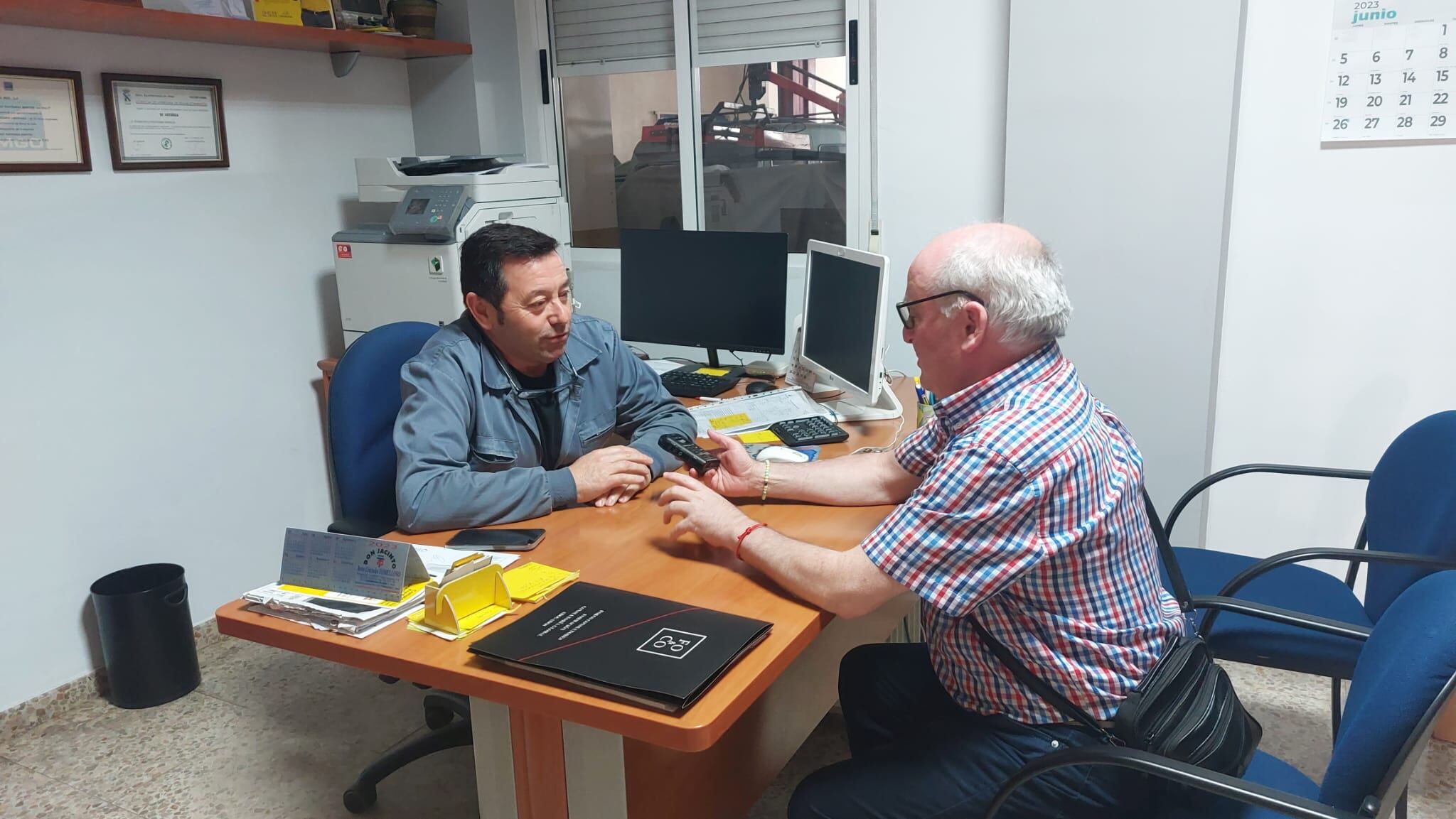 Momento de la entrevista a Francisco Pastrana Martos en las instalaciones de su empresa