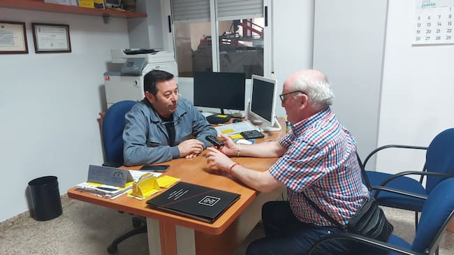 Momento de la entrevista a Francisco Pastrana Martos en las instalaciones de su empresa