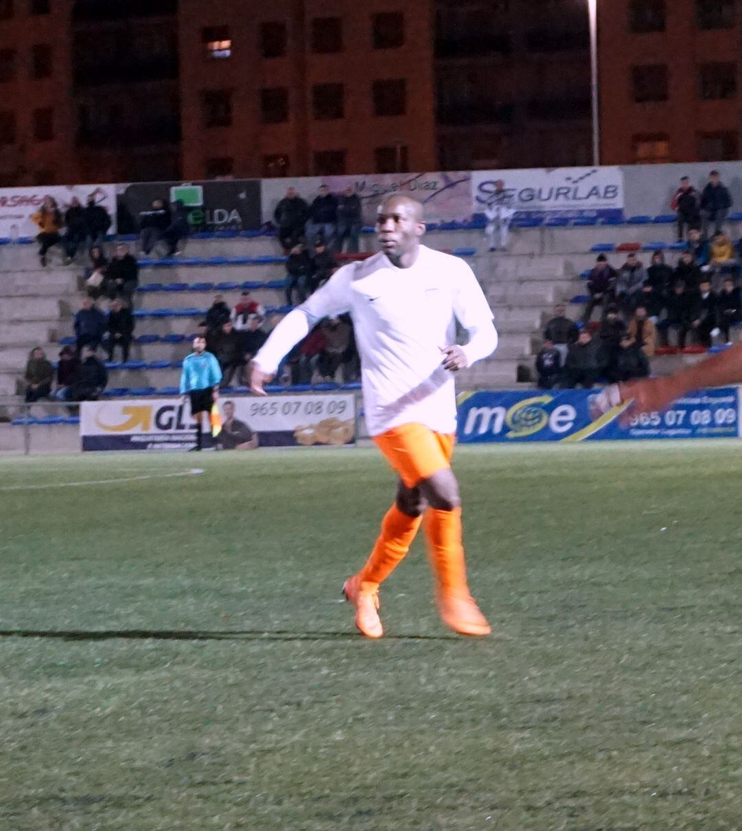 Youssouf Yalike en su visita a Elda con el Torre Levante