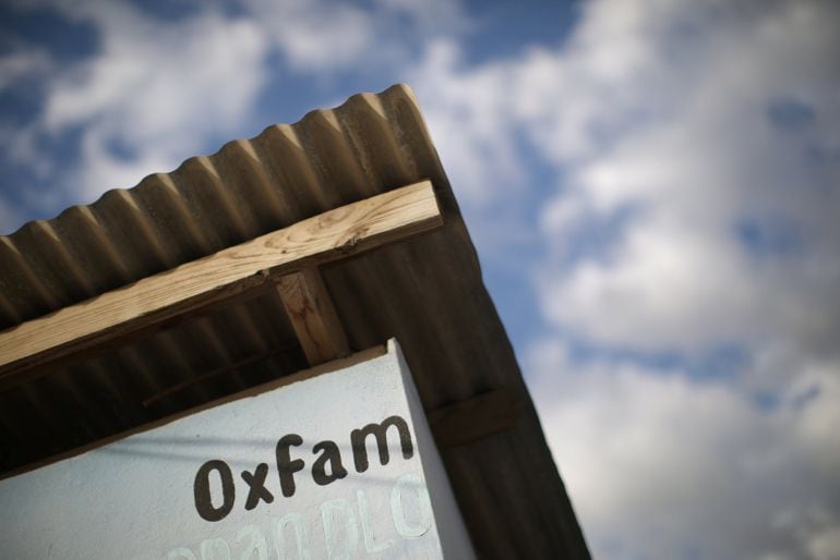 Un cartel de Oxfam en una cabaña que fue usada para distribuir agua en un campo de Haití en 2010