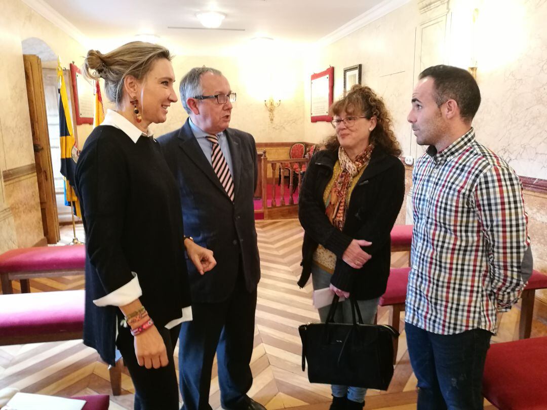 La directora general de Telecomunicaciones Victoria Seco (i) y el delegado Javier López-Escobar junto a concejales de la Granja en la presentación de la llegada de la fibra a Valsaín