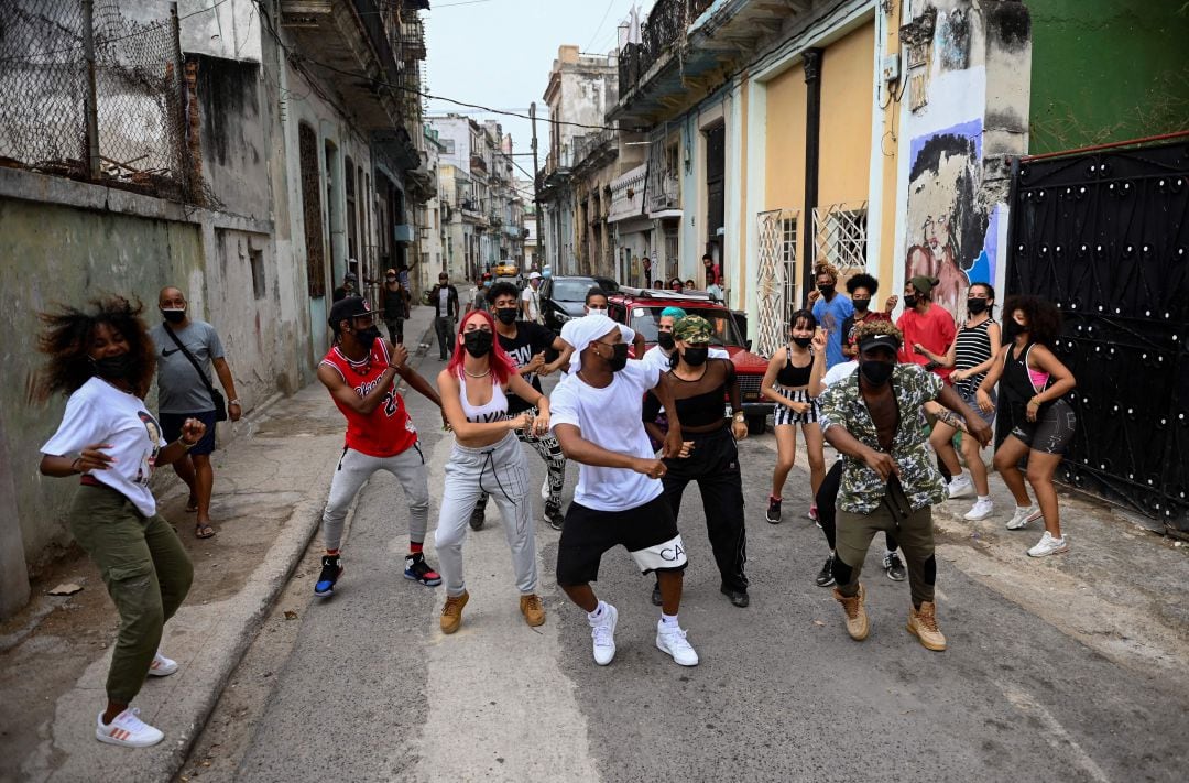 Varios jóvenes bailan hip-hop, reguetón y salsa en una calle