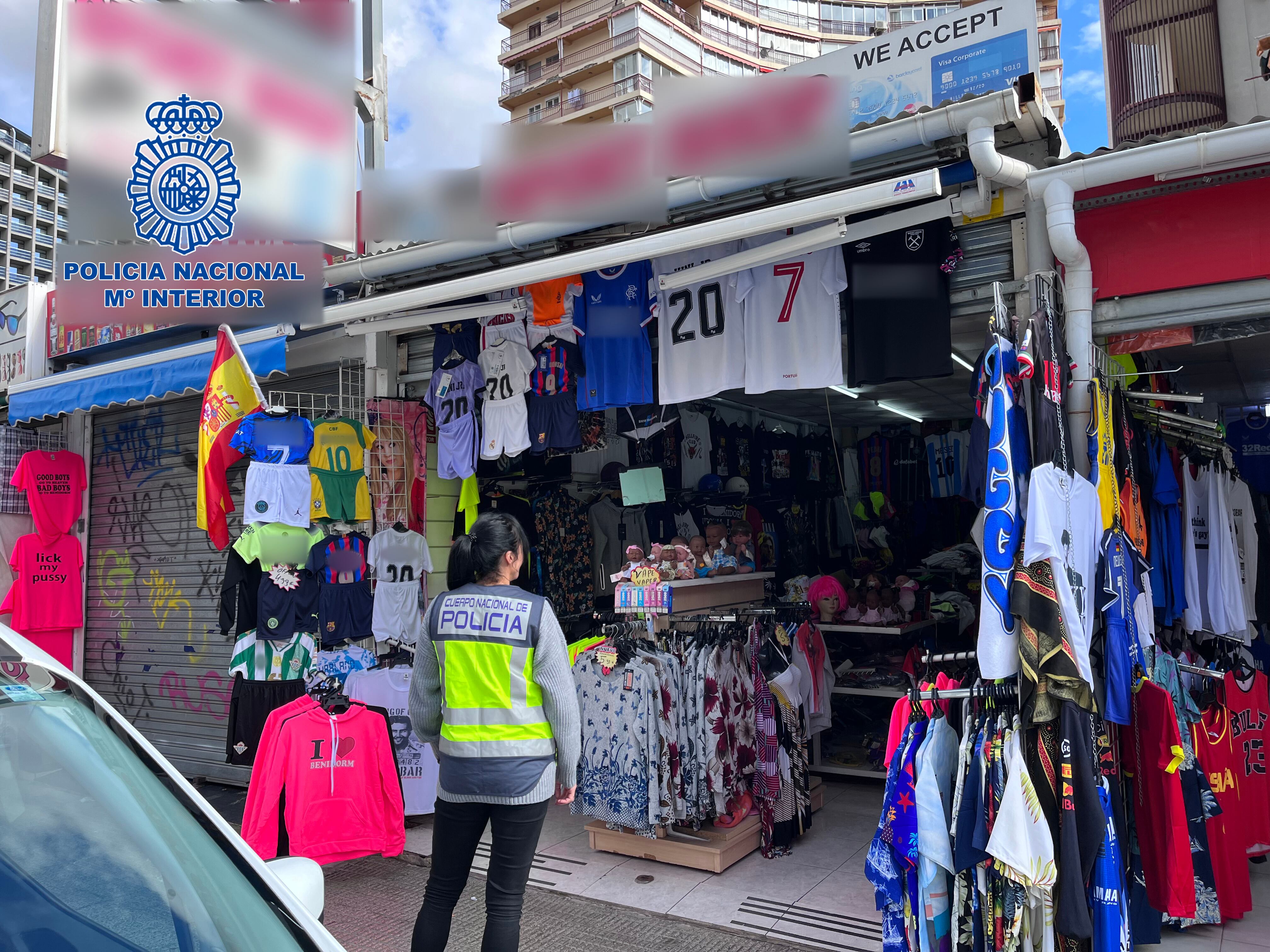 Uno de los establecimientos donde se ha incautado el material ubicado en la conocida como zona inglesa de Benidorm / CNP