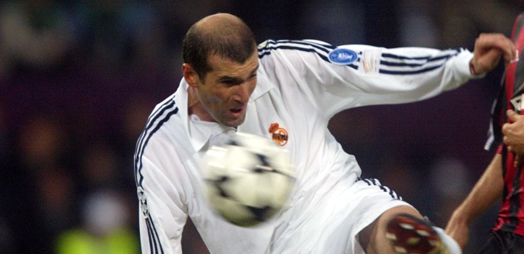 Zinedine Zidane, en el momento en el que ejecuta dicha volea ante el Leverkusen