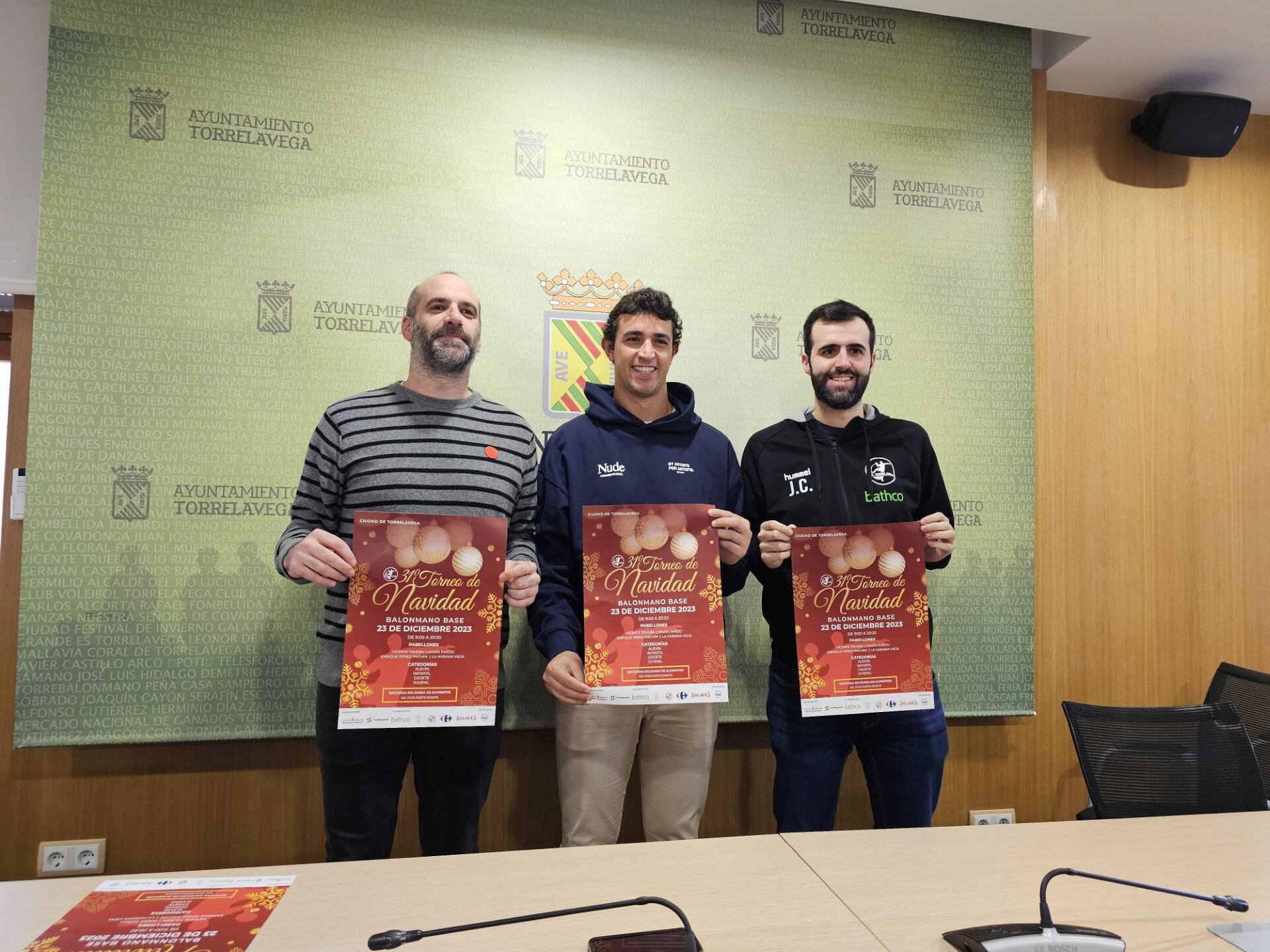 El evento ha sido presentado en una rueda de prensa a la que han acudido el concejal de Deportes, Nacho González; Jorge Pérez, directivo del Bathco BM Torrelavega; y Javi Campo, director de la cantera naranja.