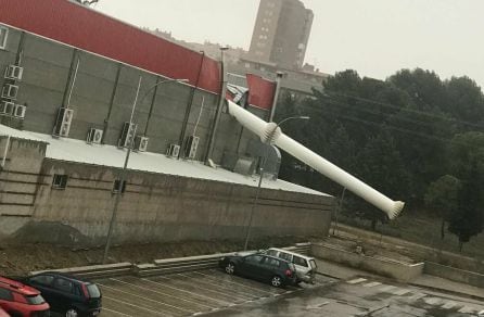 Un poste publicitario ha caído de esta manera en el barrio del Polígono.