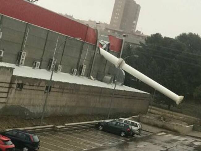 Un poste publicitario ha caído de esta manera en el barrio del Polígono.