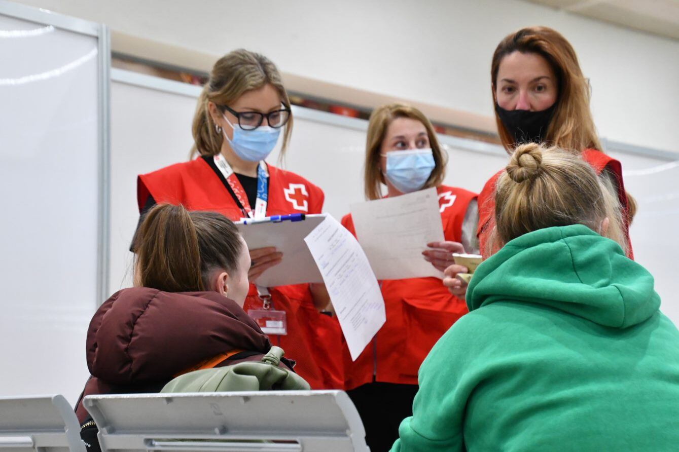 Voluntarias de Cruz Roja atienden a dos ciudadanas ucranianas