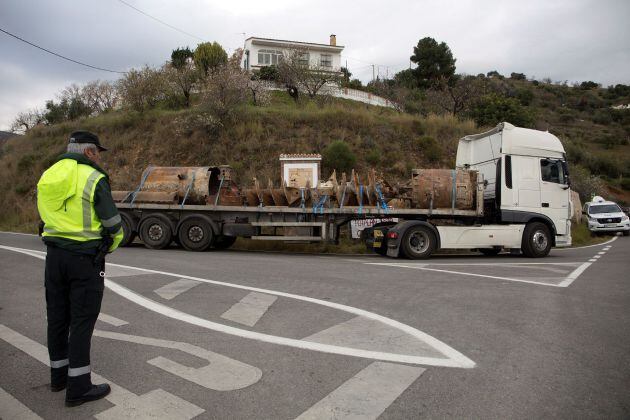 Llegada de maquinaria pesada que se incorpora a los trabajos de rescate de Julen