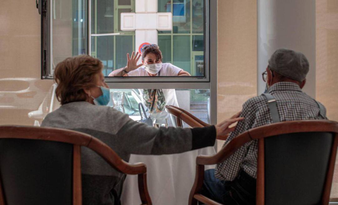 Una joven visita a su abuelo, aislado en una residencia