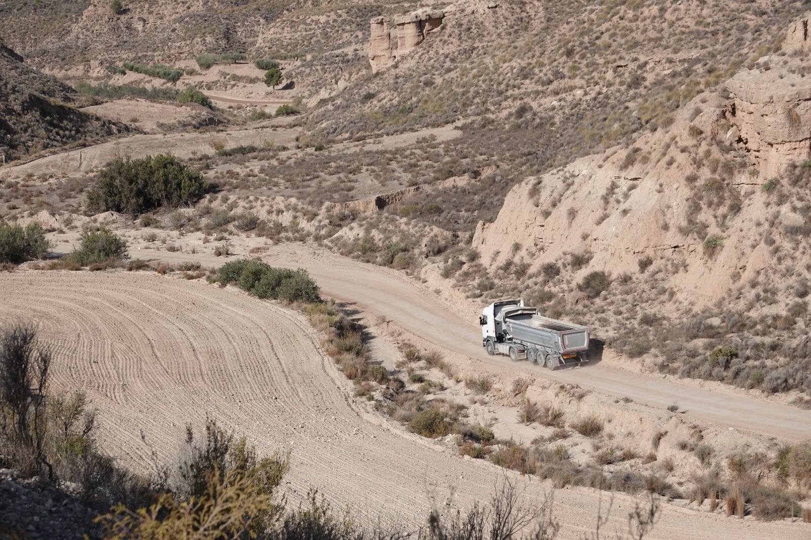 Movimiento de tierras en una rambla de Lorca