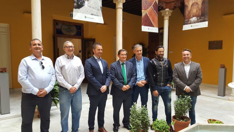 Premios de Turismo de Granada 2016 junto al presidente de la Diputación, en el centro, y el diputado de Turismo, a la derecha