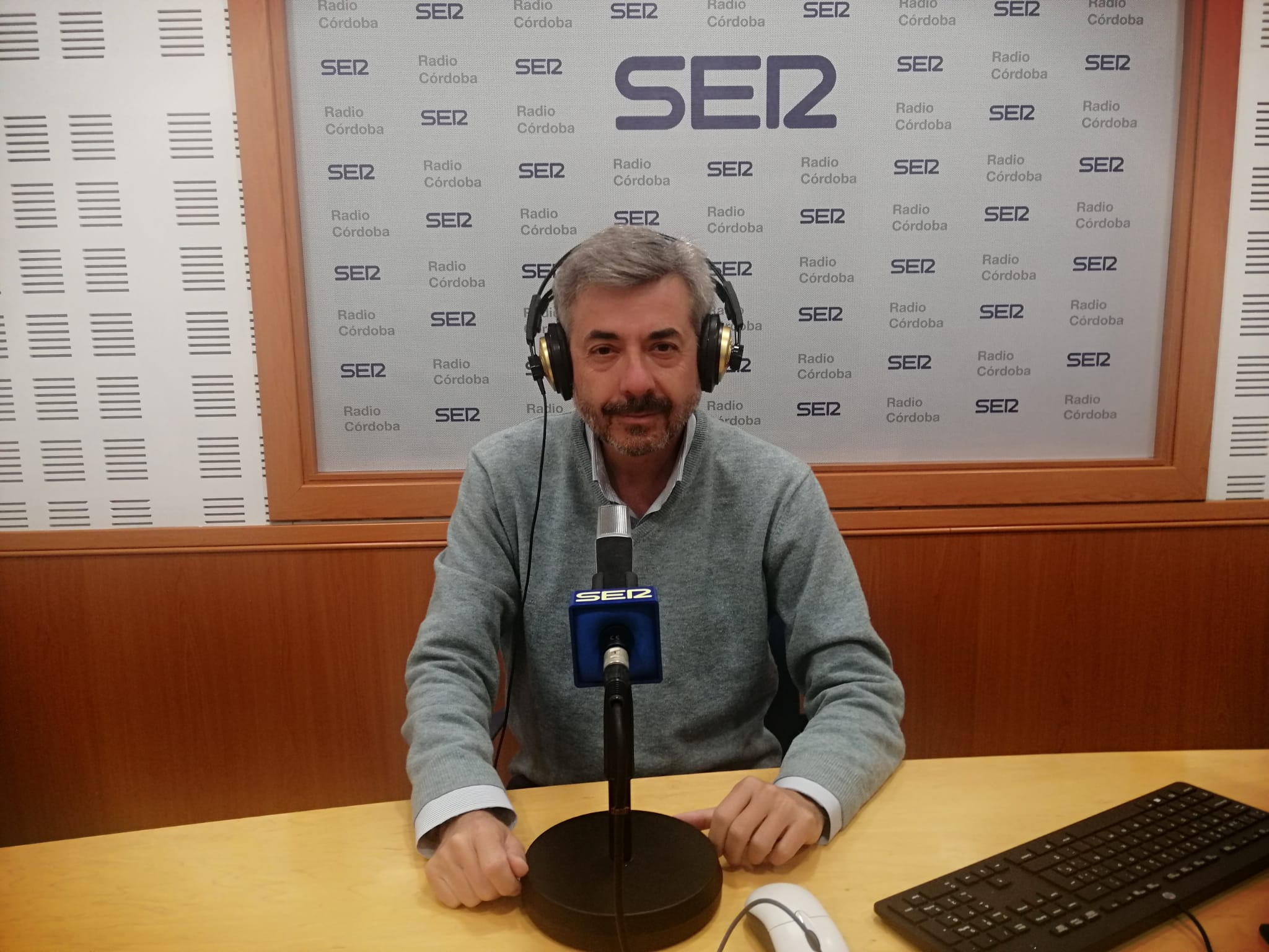 El concejal de Movilidad, Miguel Ángel Torrico, en el estudio de Radio Córdoba.