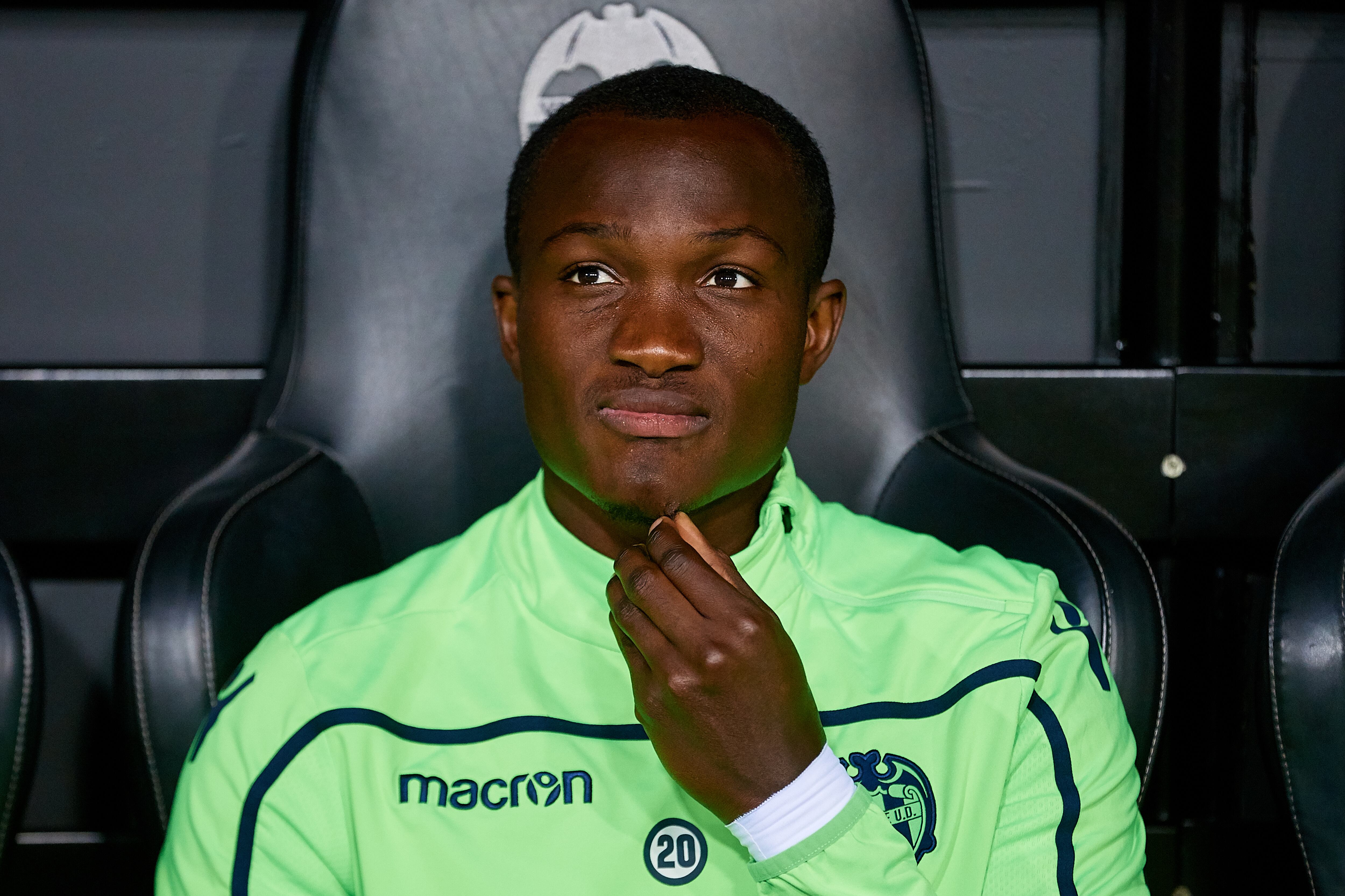 Raphael Dwamena en el banquillo de Mestalla con la camiseta del Levante en la temporada 2018-2019 de LaLiga