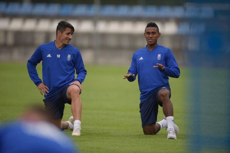 Bárcenas en su primer entrenamiento con el Oviedo, junto a Saúl Berjón 