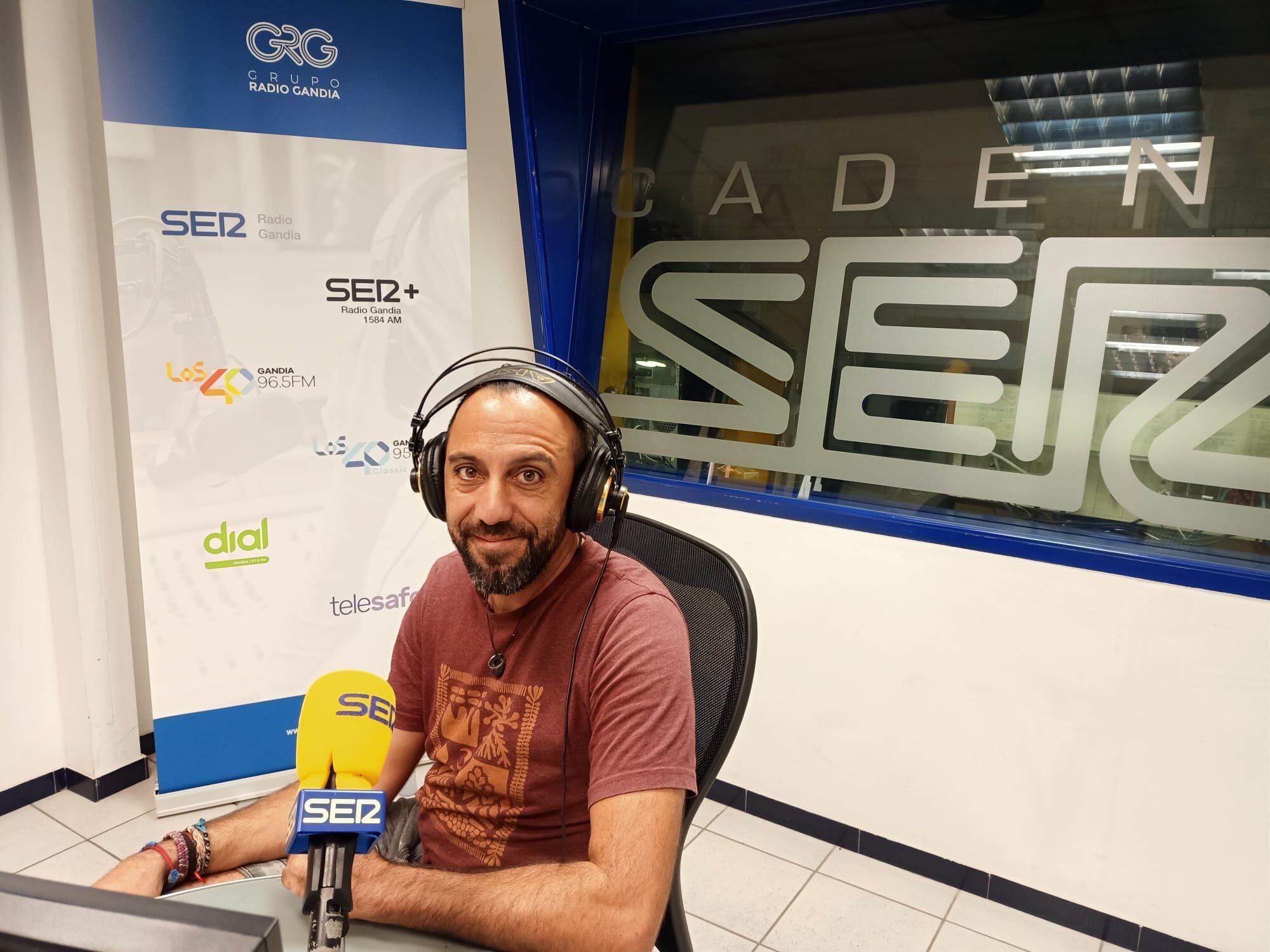 El bombero forestal Edgar Juan en los estudios del Grupo Radio Gandia.