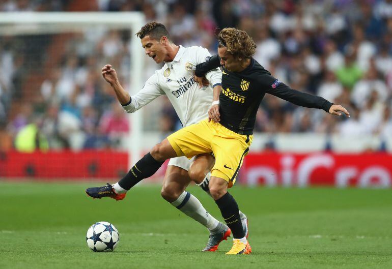 Cristiano y Griezmann, en un derbi entre Real Madrid y Atlético.