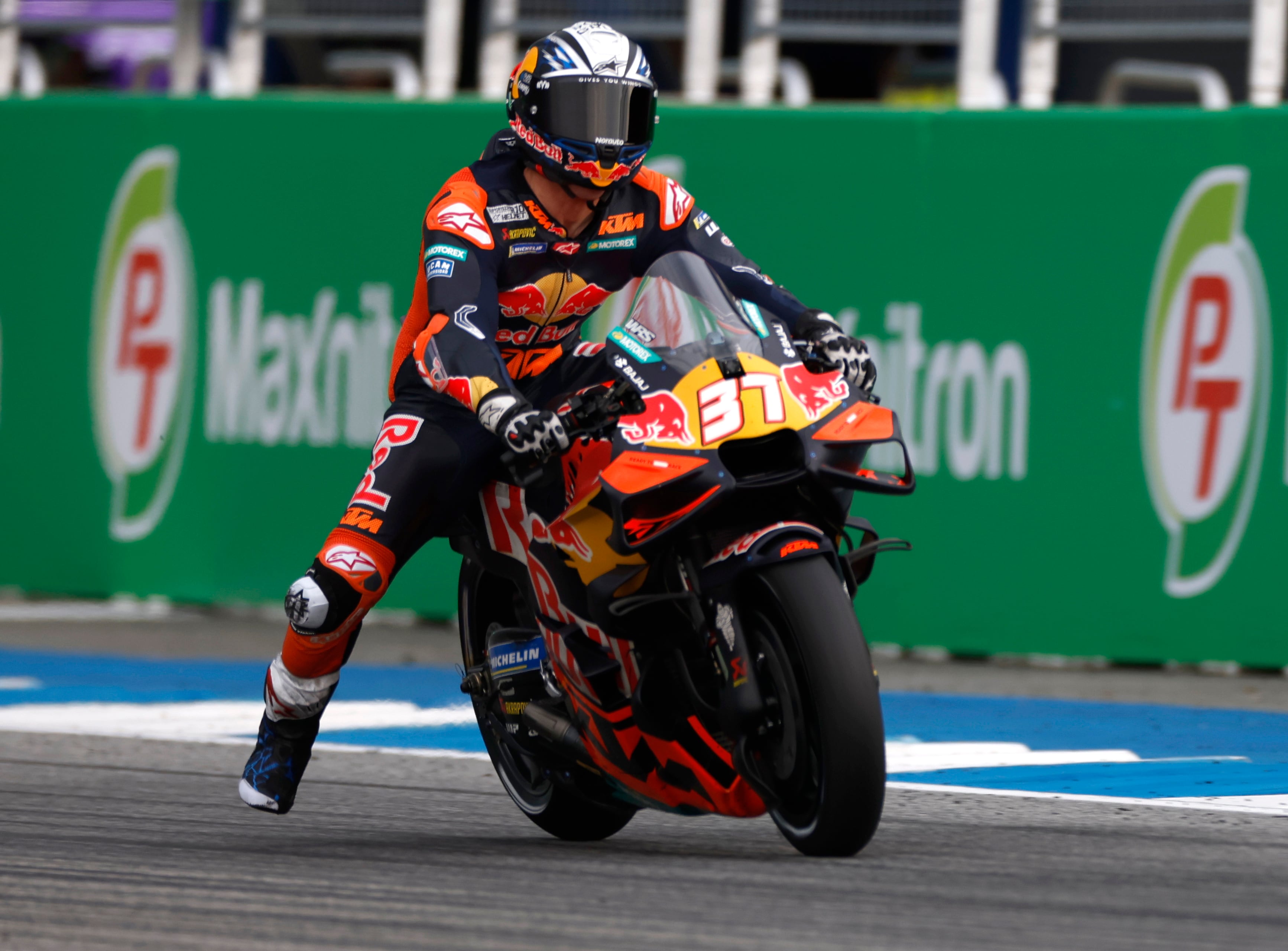 Buriram (Thailand), 27/02/2026.- Spanish MotoGP rider Pedro Acosta of Red Bull KTM Factory Racing in action during a practice session for the Motorcycling Grand Prix of Thailand at Chang International Circuit, Buriram province, Thailand, 27 February 2026. (Motociclismo, Tailandia) EFE/EPA/RUNGROJ YONGRIT