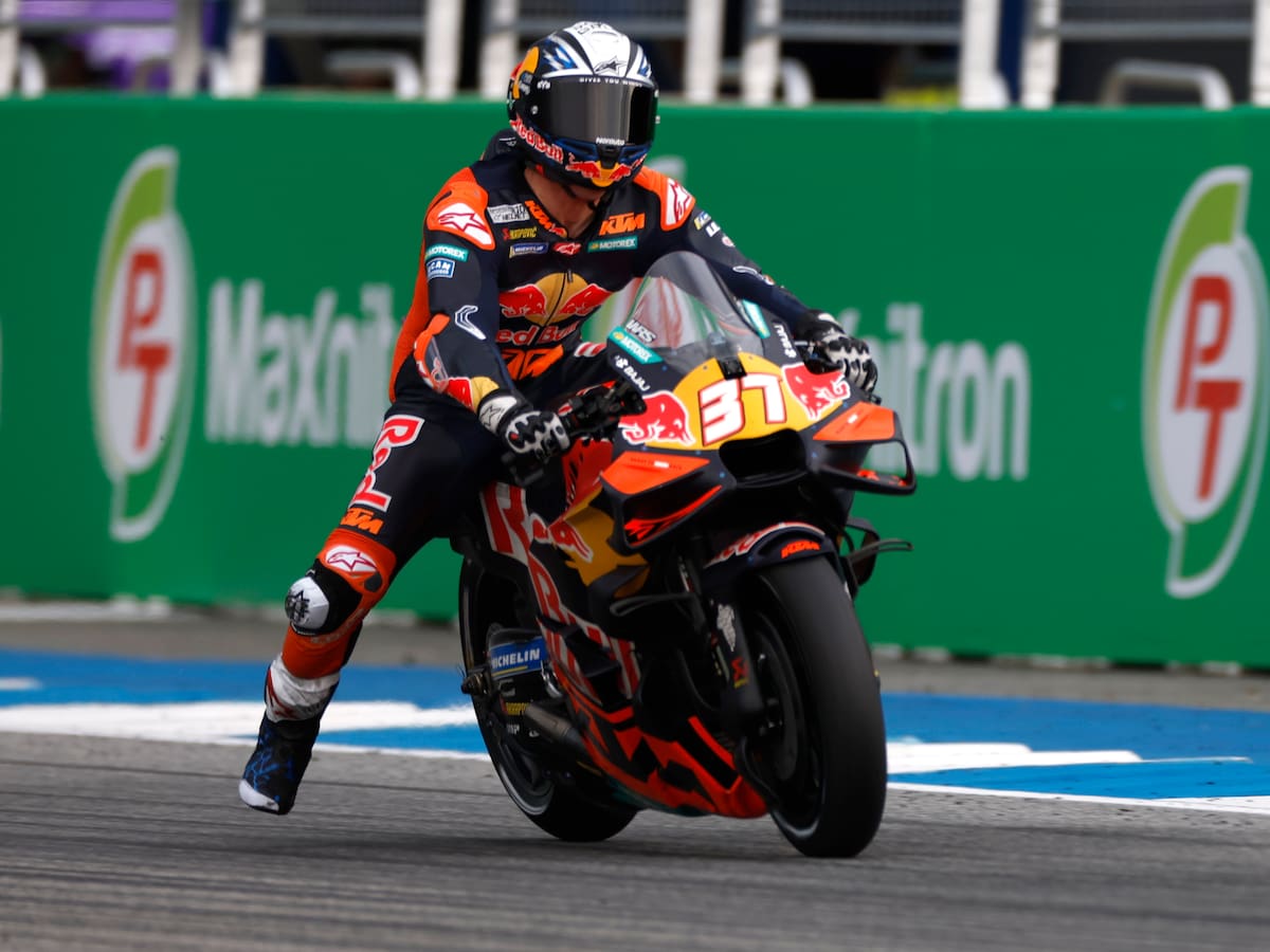 Pedro Acosta conquista el primer sprint del año tras un final explosivo en Tailandia