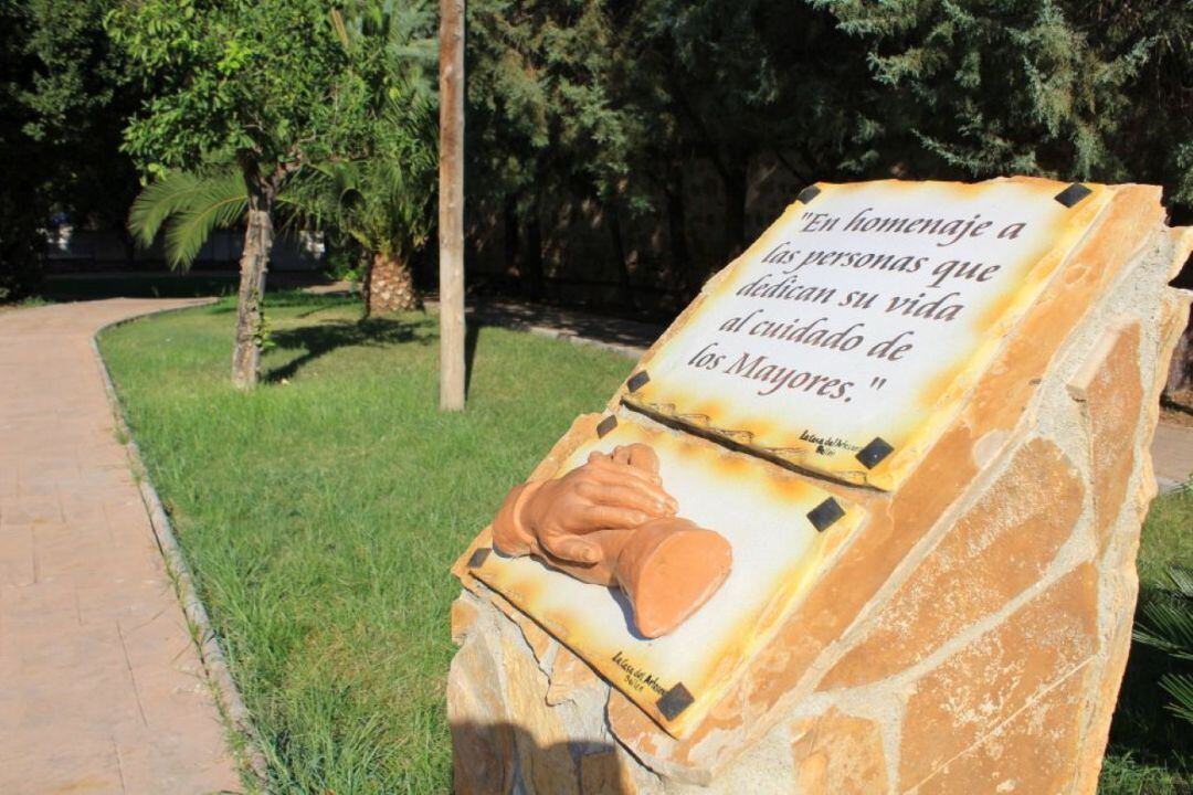 Detalles del acceso al Centro Residencial Sanitas "Los Marqueses" de Linares.