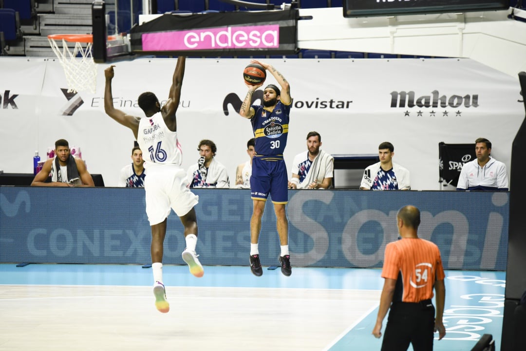 Kassius Robertson lanza uno de los triples que convirtió ante el Real Madrid