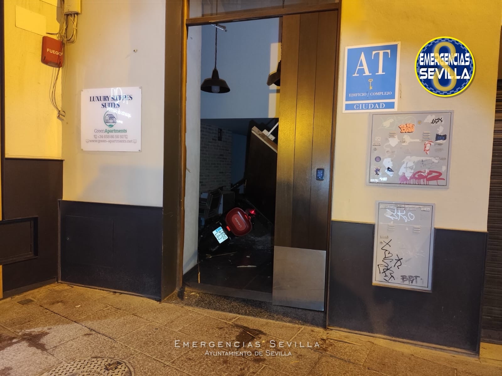 Una moto impacta contra la puerta de un apartamento turístico en Sevilla