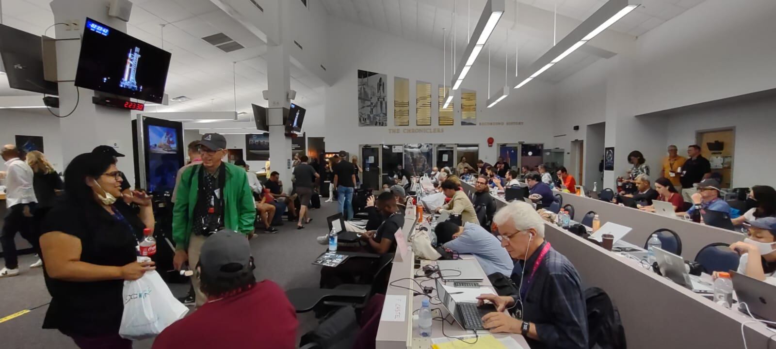 Medios de comunicación en el centro de prensa del Centro Espacial Kennedy