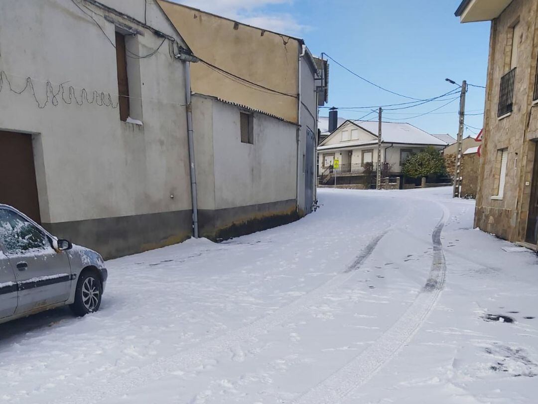 Una calle de Ferreras de Arriba cubierta por la nieve