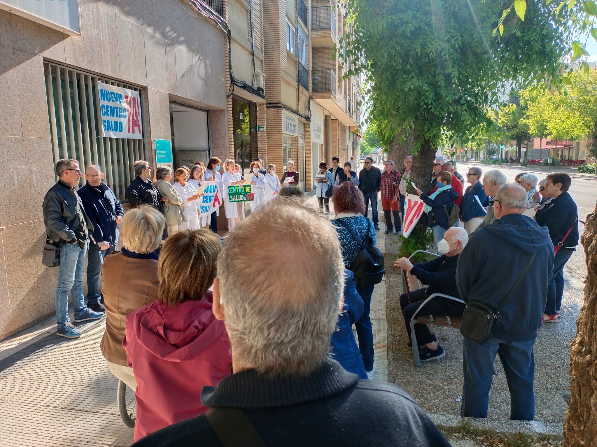 Concentración de los vecinos del Perpetuo Socorro ante el centro de salud