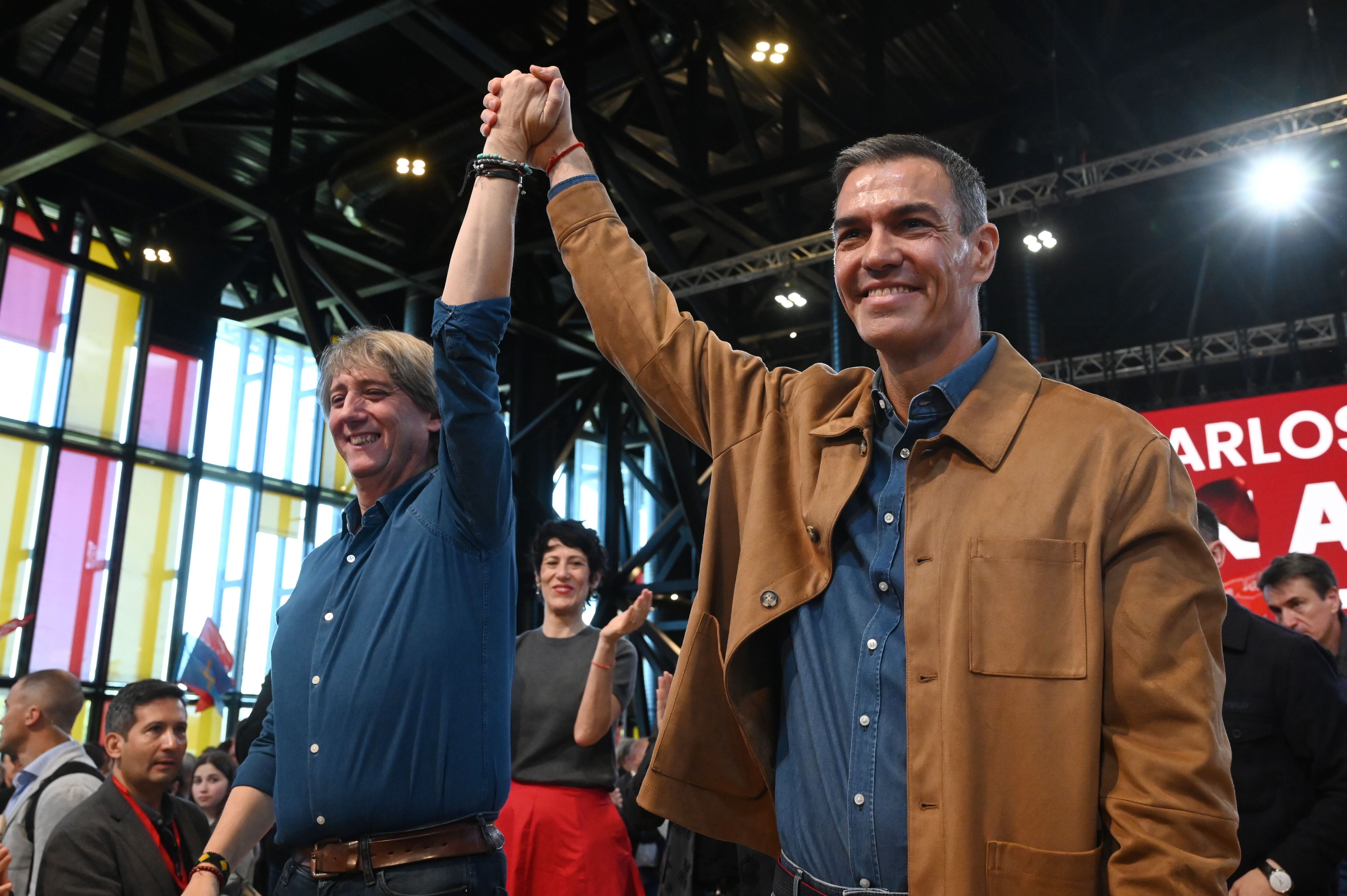 LEÓN, 26/10/2025.- El presidente del Gobierno y secretario general del PSOE, Pedro Sánchez (d), ha participado este este domingo la precampaña electoral de los socialistas en Castilla y León, en un acto convocado en León para respaldar la candidatura del candidato a la Presidencia de la Junta y actual alcalde de Soria, Carlos Martínez (i). EFE/ Javier Casares