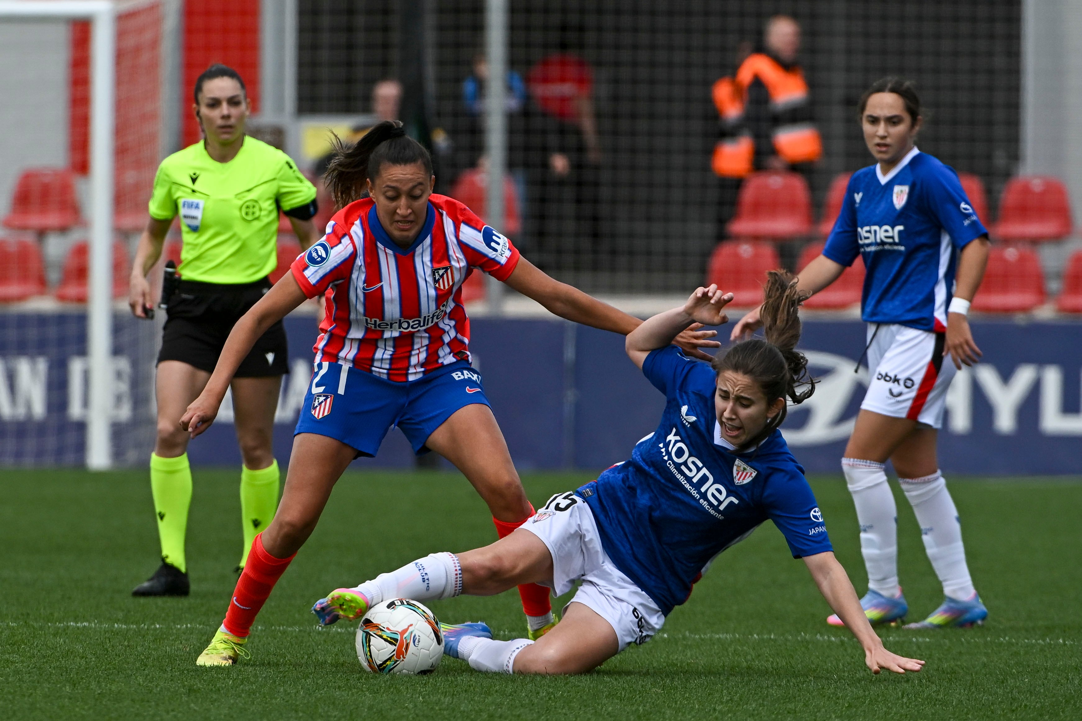 ALCALÁ DE HENARES (MADRID), 04/05/2025.- Fiamma Benítez (2i), del Atlético de Madrid, lucha por el balón con Clara Pinedo (2d), del Athletic Club, durante el partido de Primera División Femenina (Liga F) que enfrenta a sus equipos este domingo en el centro deportivo Alcalá de Henares (Madrid). EFE/ Fernando Villar