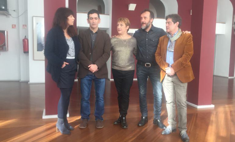 El director y los protagonistas, junto a la concejal Ana Redondo y el responsable del Teatro Calderón, José María Viteri